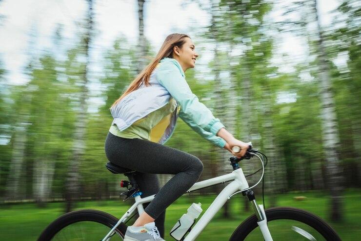 Une femme à vélo en fôret